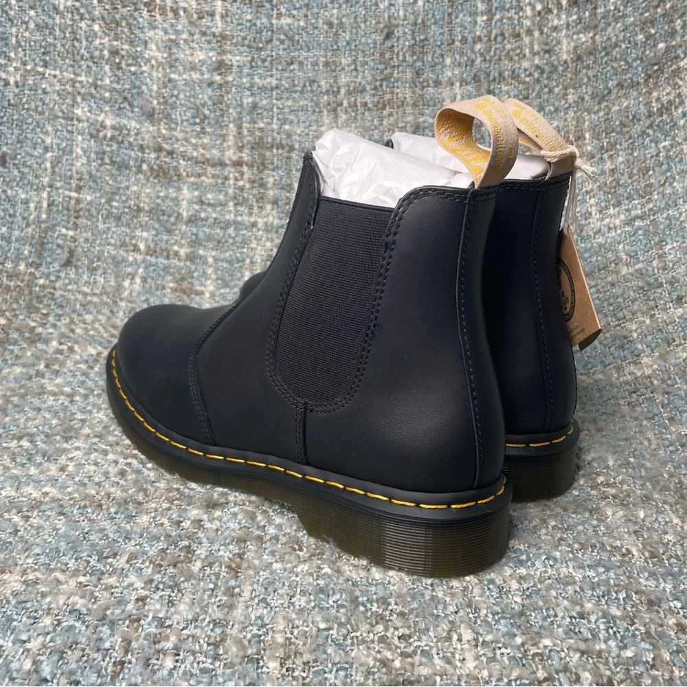 Dr. Martens Men's 2976 Vegan Chelsea Boot in Black Felix Rub Off - Picture 4 of 9